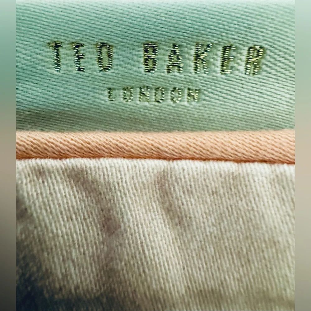Ted Baker London pillowcase, peach. Floral print. Zip fastening. 100% cotton.